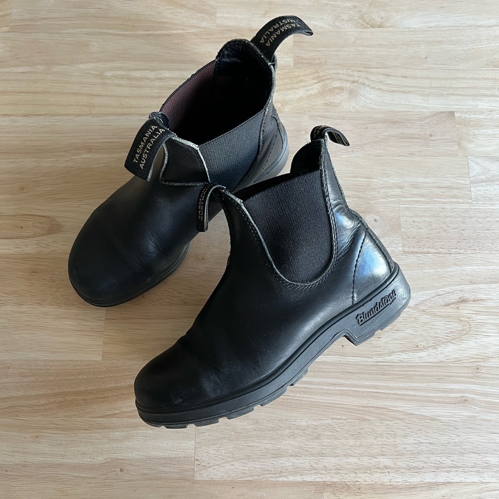 Black Blundstone Chelsea Boots